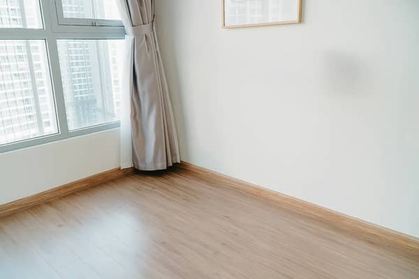 Vor und nach der Möbelentfernung mit erhaltenem Hintergrund